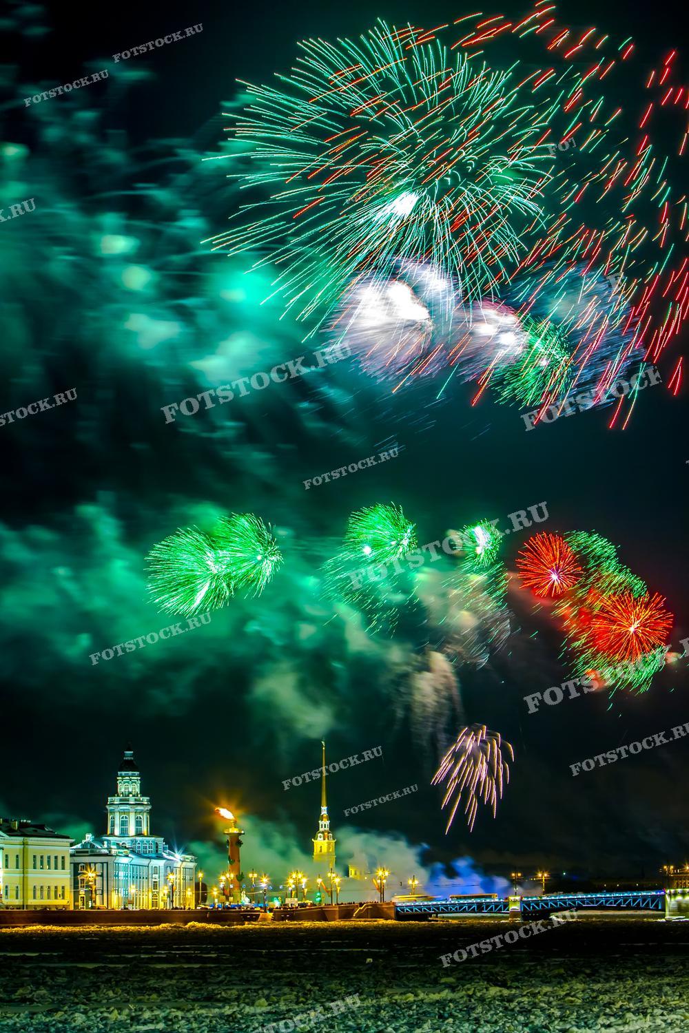На этой фотографии запечатлен впечатляющий фейерверк в Санкт-Петербурге, освещающий небо над Кунсткамерой и Петропавловской крепостью. Разноцветные огни фейерверка создают захватывающее зрелище, добавляя праздничного великолепия к историческим зданиям на фоне. Изображение идеально подходит для праздничных публикаций и промо-материалов, связанных с культурными мероприятиями города.